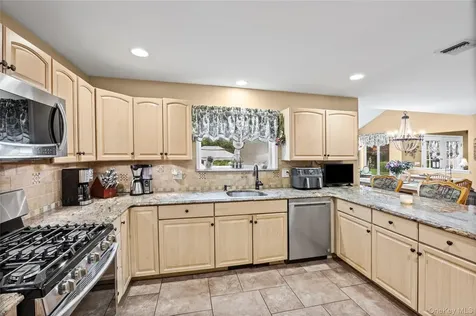 8 Frontier Trail Manorville NY 11949