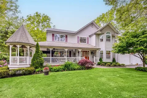 8 Frontier Trail Manorville NY 11949