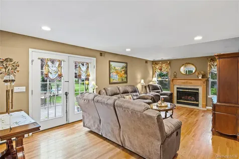 8 Frontier Trail Manorville NY 11949