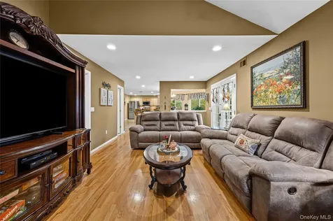8 Frontier Trail Manorville NY 11949