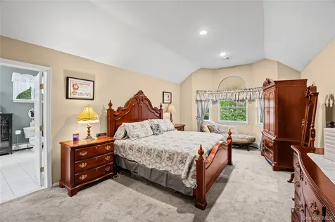 8 Frontier Trail Manorville NY 11949