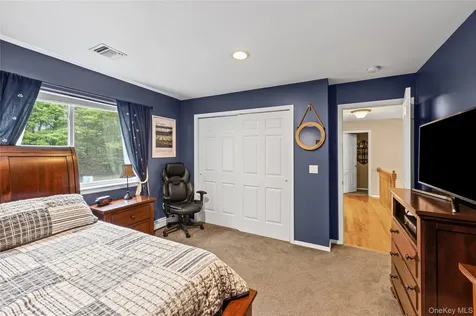 8 Frontier Trail Manorville NY 11949
