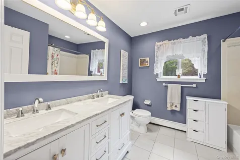 8 Frontier Trail Manorville NY 11949