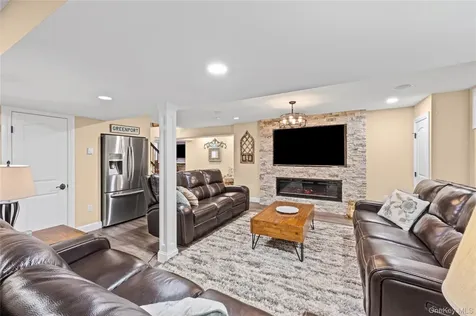8 Frontier Trail Manorville NY 11949