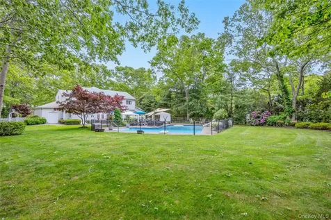 8 Frontier Trail Manorville NY 11949