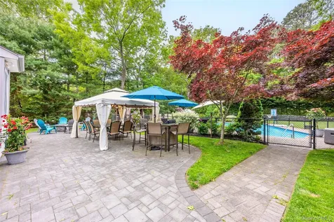 8 Frontier Trail Manorville NY 11949