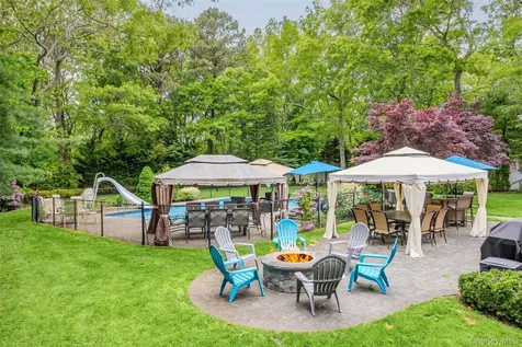 8 Frontier Trail Manorville NY 11949