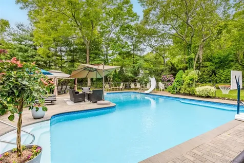 8 Frontier Trail Manorville NY 11949