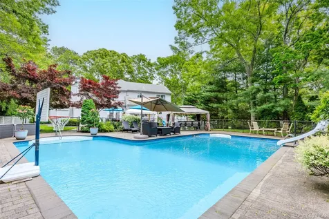 8 Frontier Trail Manorville NY 11949