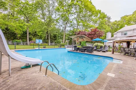 8 Frontier Trail Manorville NY 11949