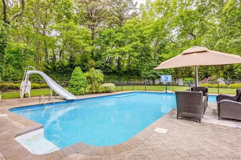 8 Frontier Trail Manorville NY 11949