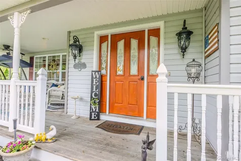 8 Frontier Trail Manorville NY 11949
