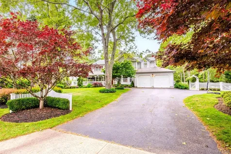 8 Frontier Trail Manorville NY 11949
