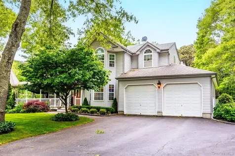 8 Frontier Trail Manorville NY 11949