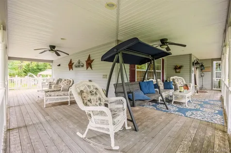 8 Frontier Trail Manorville NY 11949