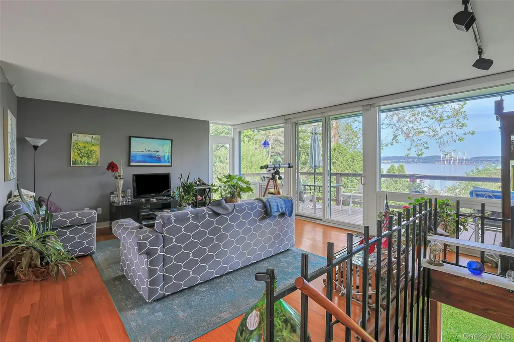 8 Edgewater Lane Nyack NY 10960