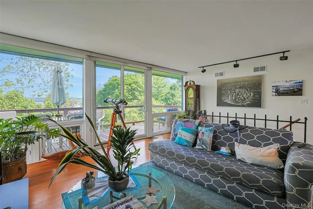 8 Edgewater Lane Nyack NY 10960