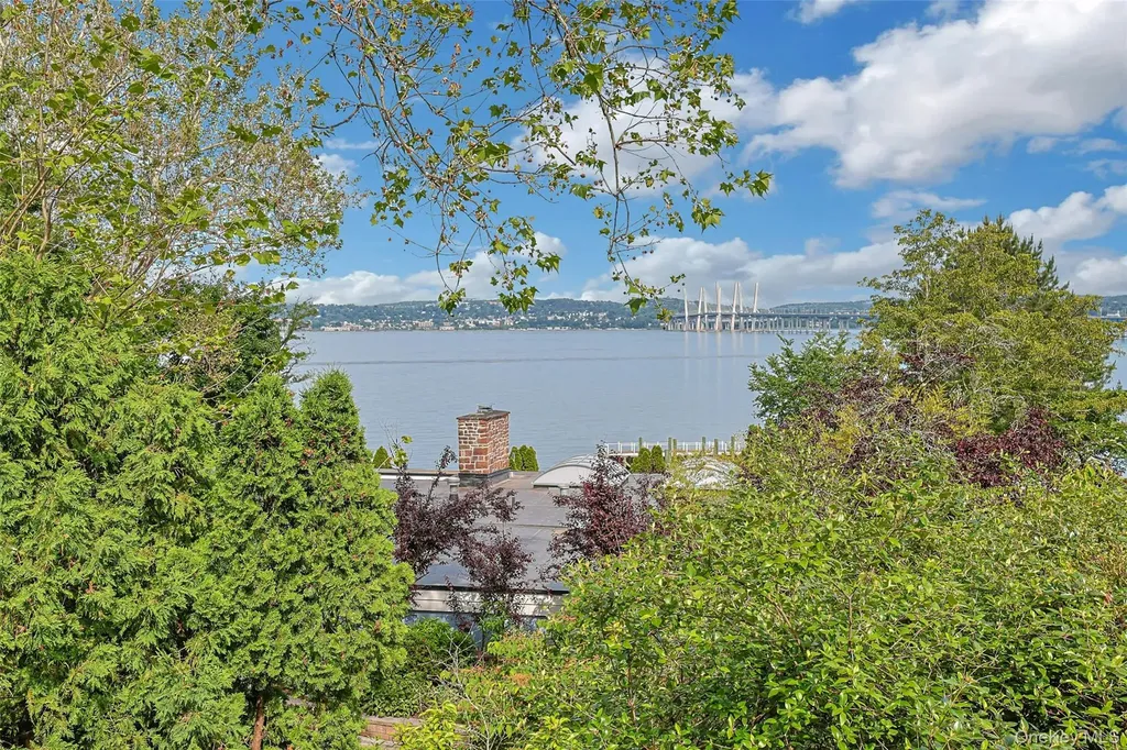 8 Edgewater Lane Nyack NY 10960