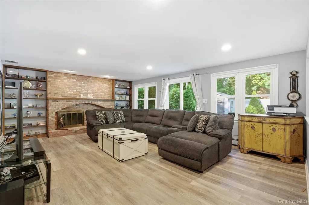 10 Weatherstone Way Smithtown NY 11787