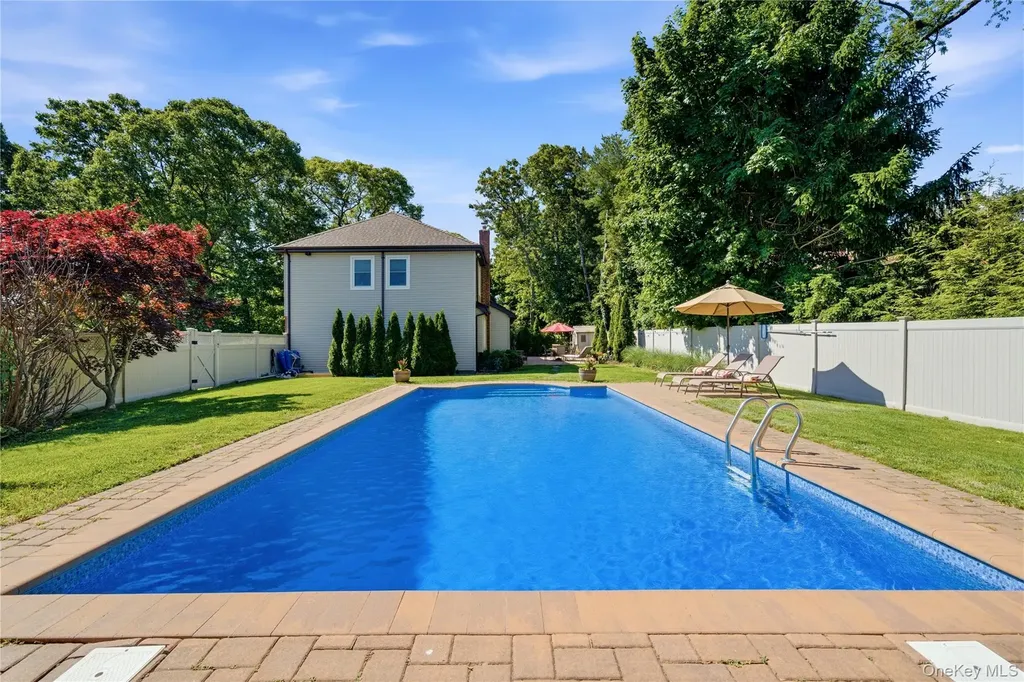 10 Weatherstone Way Smithtown NY 11787