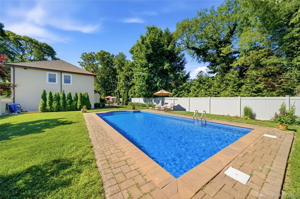 10 Weatherstone Way Smithtown NY 11787
