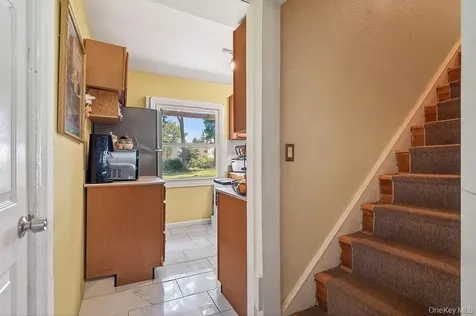 27 Tomahawk Drive White Plains NY 10603