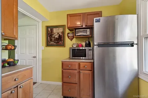 27 Tomahawk Drive White Plains NY 10603