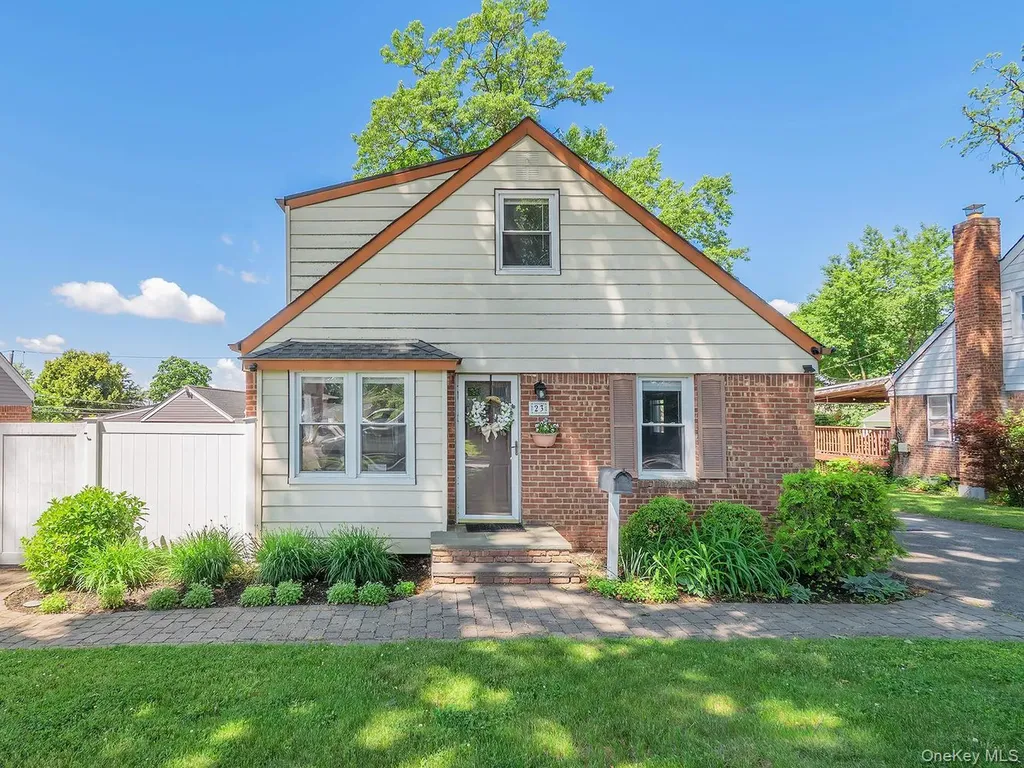 23 Phillips Road Glen Cove NY 11542