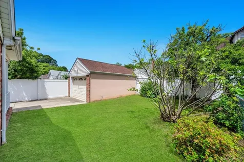 8343 261st Street Glen Oaks NY 11004