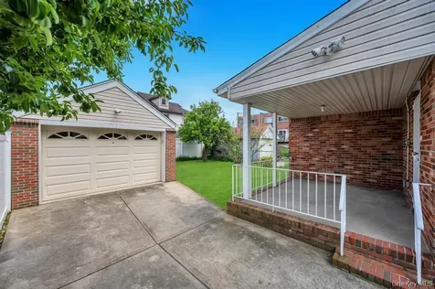8343 261st Street Glen Oaks NY 11004