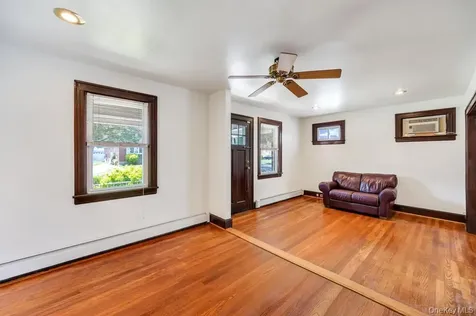 8343 261st Street Glen Oaks NY 11004