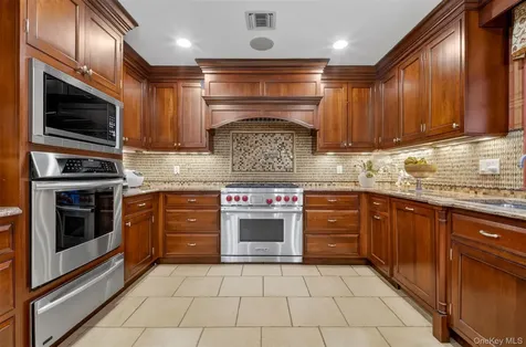 125 Mimosa Drive East Hills NY 11576