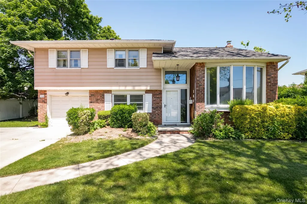 304 Violet Street Massapequa Park NY 11762