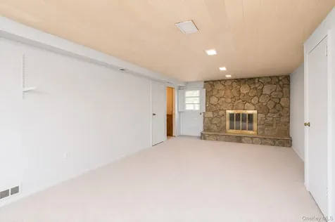 304 Violet Street Massapequa Park NY 11762