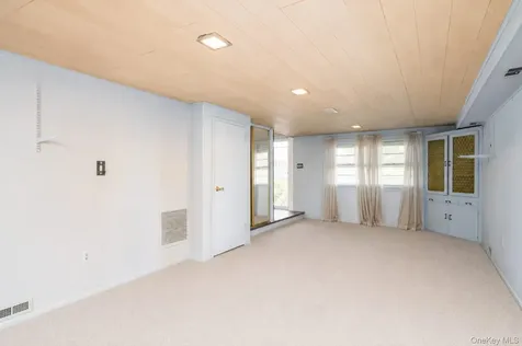 304 Violet Street Massapequa Park NY 11762