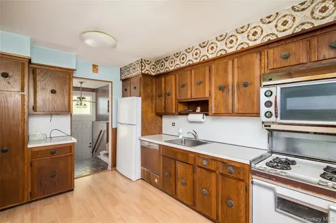 304 Violet Street Massapequa Park NY 11762