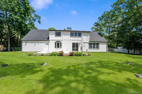 26 Halfcircle Drive Holbrook NY 11741
