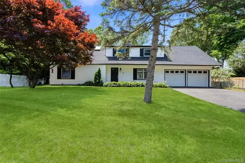 26 Halfcircle Drive Holbrook NY 11741