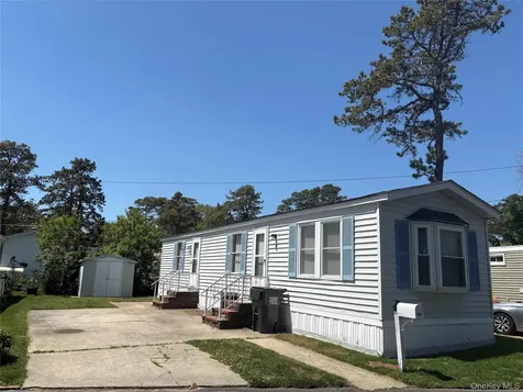 525/B11 Riverleigh Avenue Riverhead NY 11901