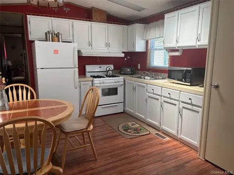 525/B11 Riverleigh Avenue Riverhead NY 11901