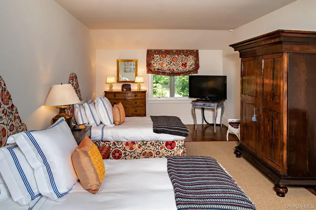 129 W Meadow Lane Millbrook NY 12545