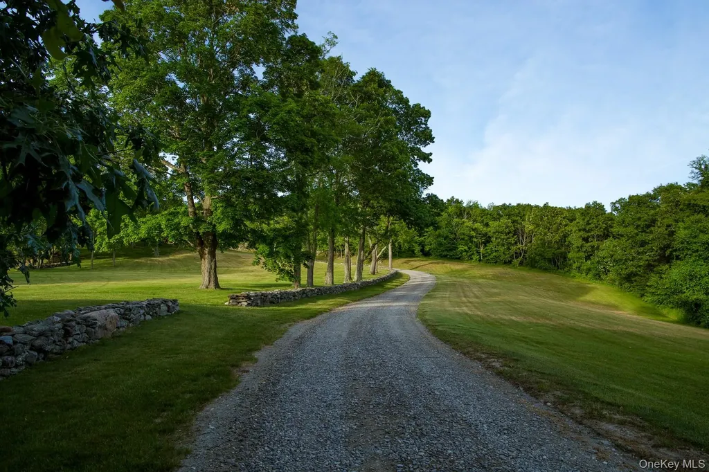 129 W Meadow Lane Millbrook NY 12545