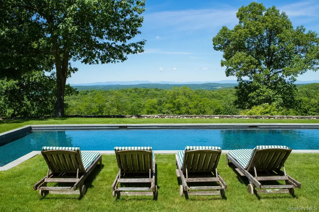 129 W Meadow Lane Millbrook NY 12545