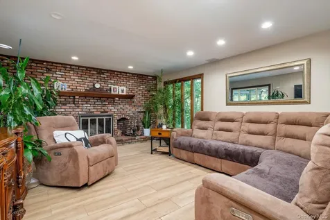 251 Baird Court Woodbury NY 11797