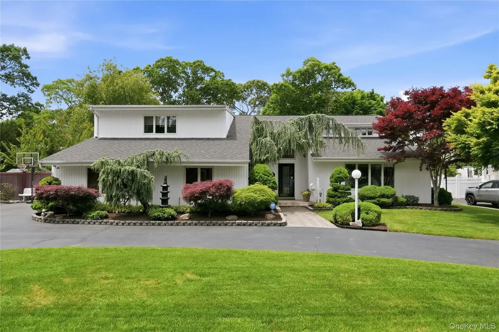 16 Wildwood Court East Islip NY 11730
