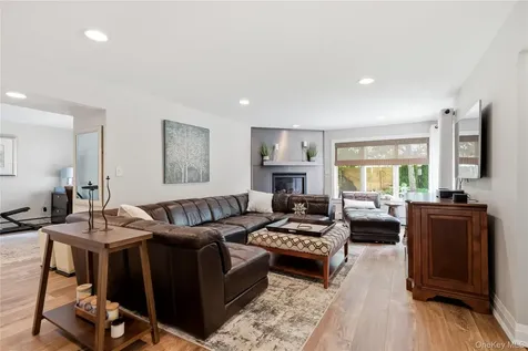 16 Wildwood Court East Islip NY 11730