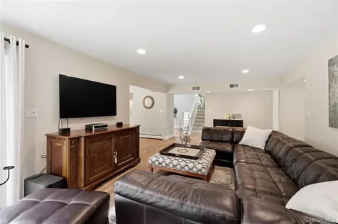 16 Wildwood Court East Islip NY 11730