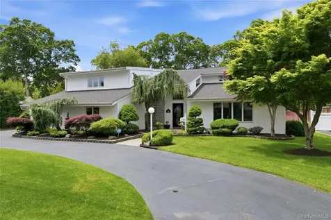 16 Wildwood Court East Islip NY 11730