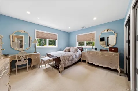16 Wildwood Court East Islip NY 11730