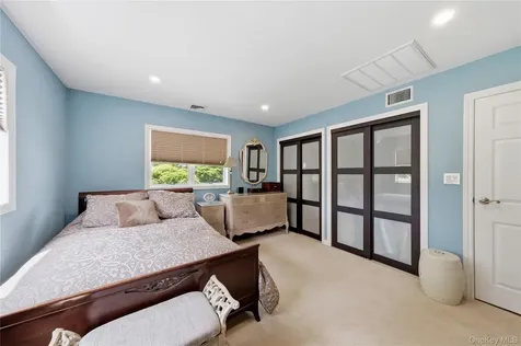 16 Wildwood Court East Islip NY 11730